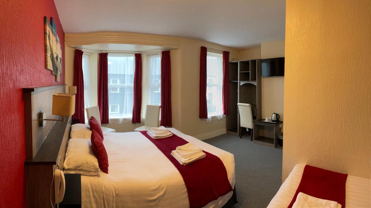The Port Hotel Portrush Extérieur photo