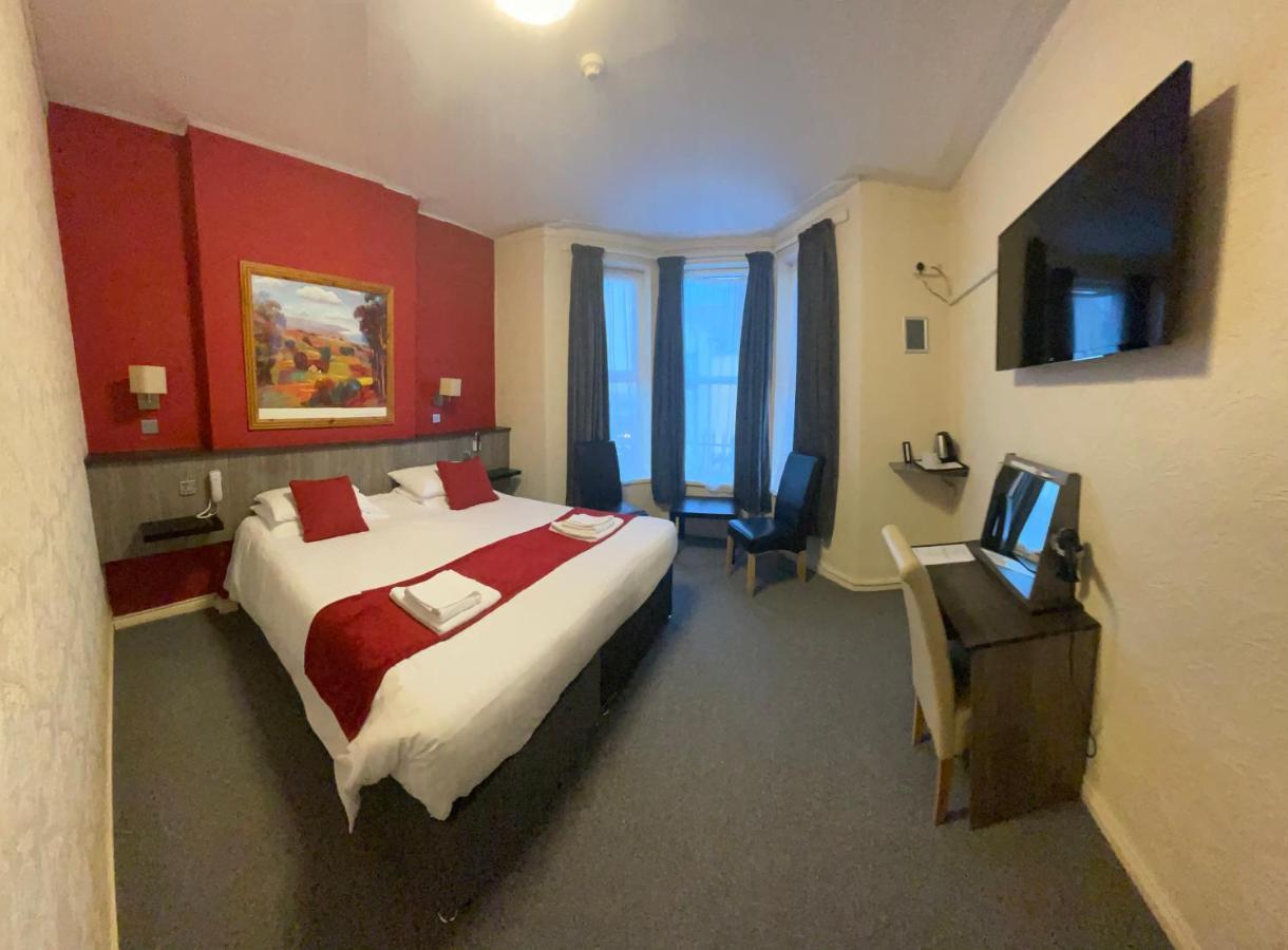 The Port Hotel Portrush Extérieur photo
