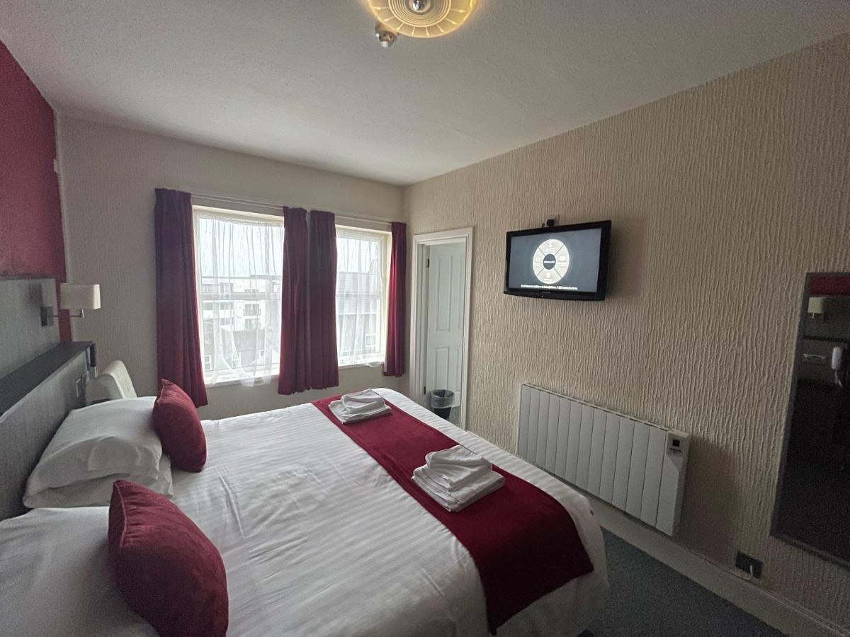 The Port Hotel Portrush Extérieur photo