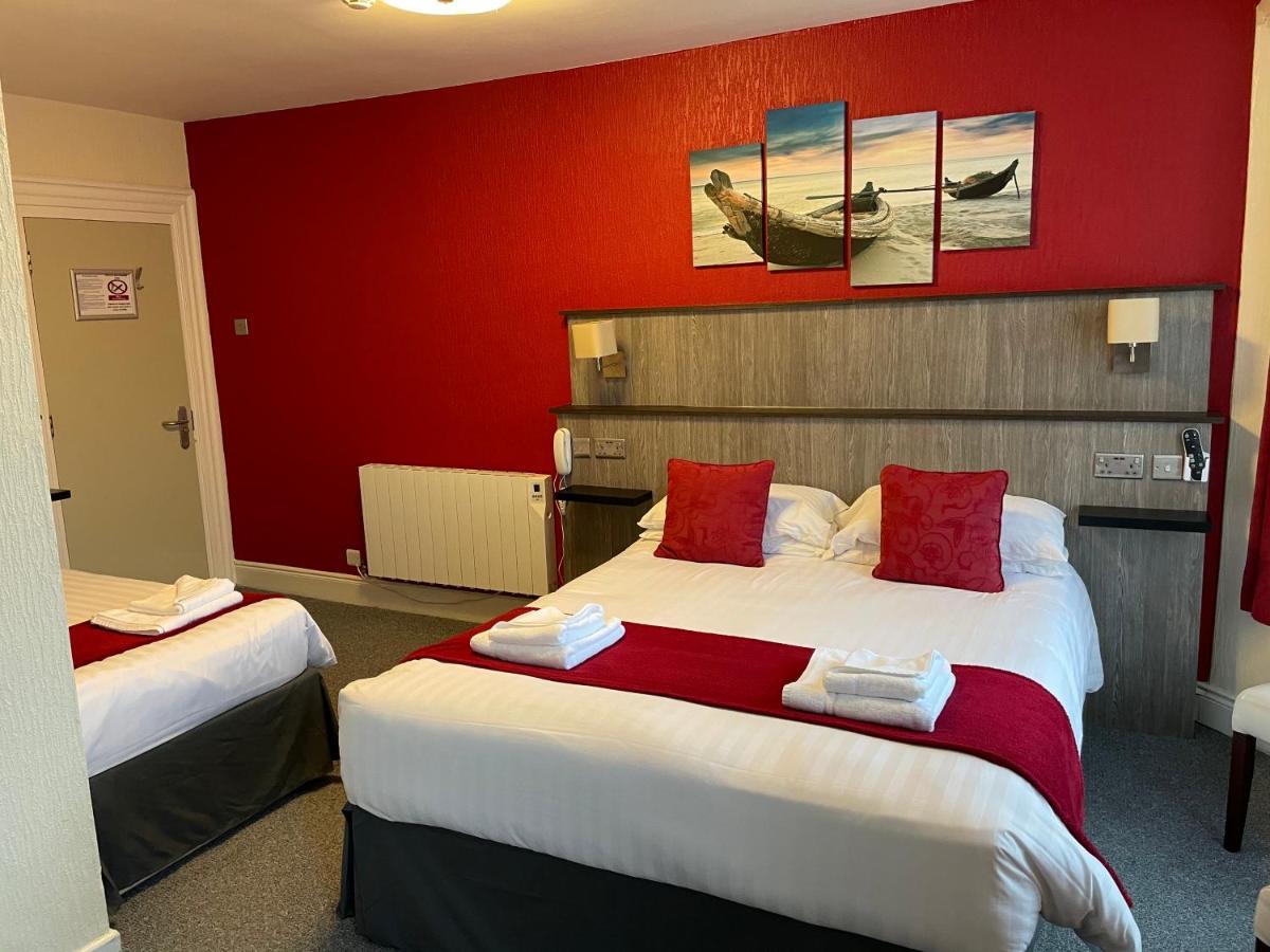 The Port Hotel Portrush Extérieur photo