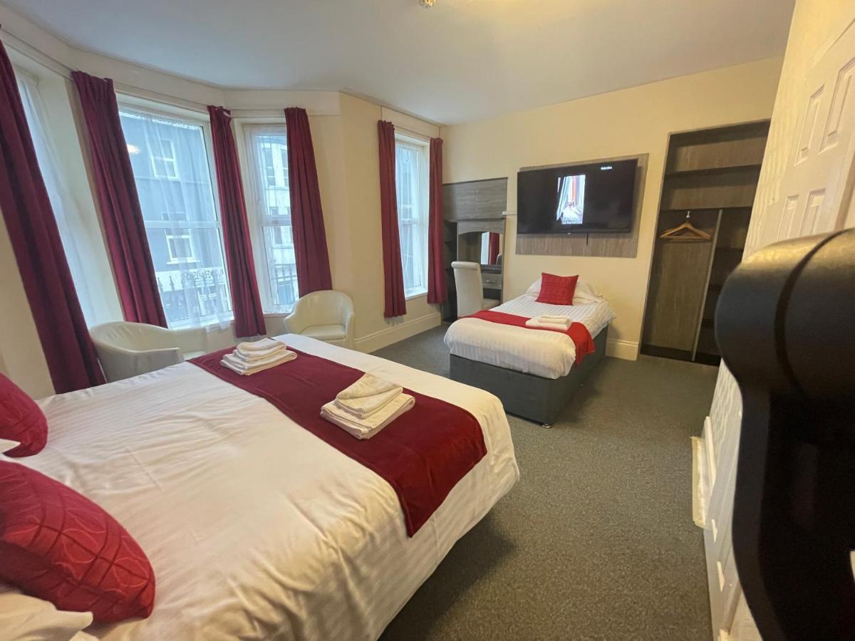 The Port Hotel Portrush Extérieur photo
