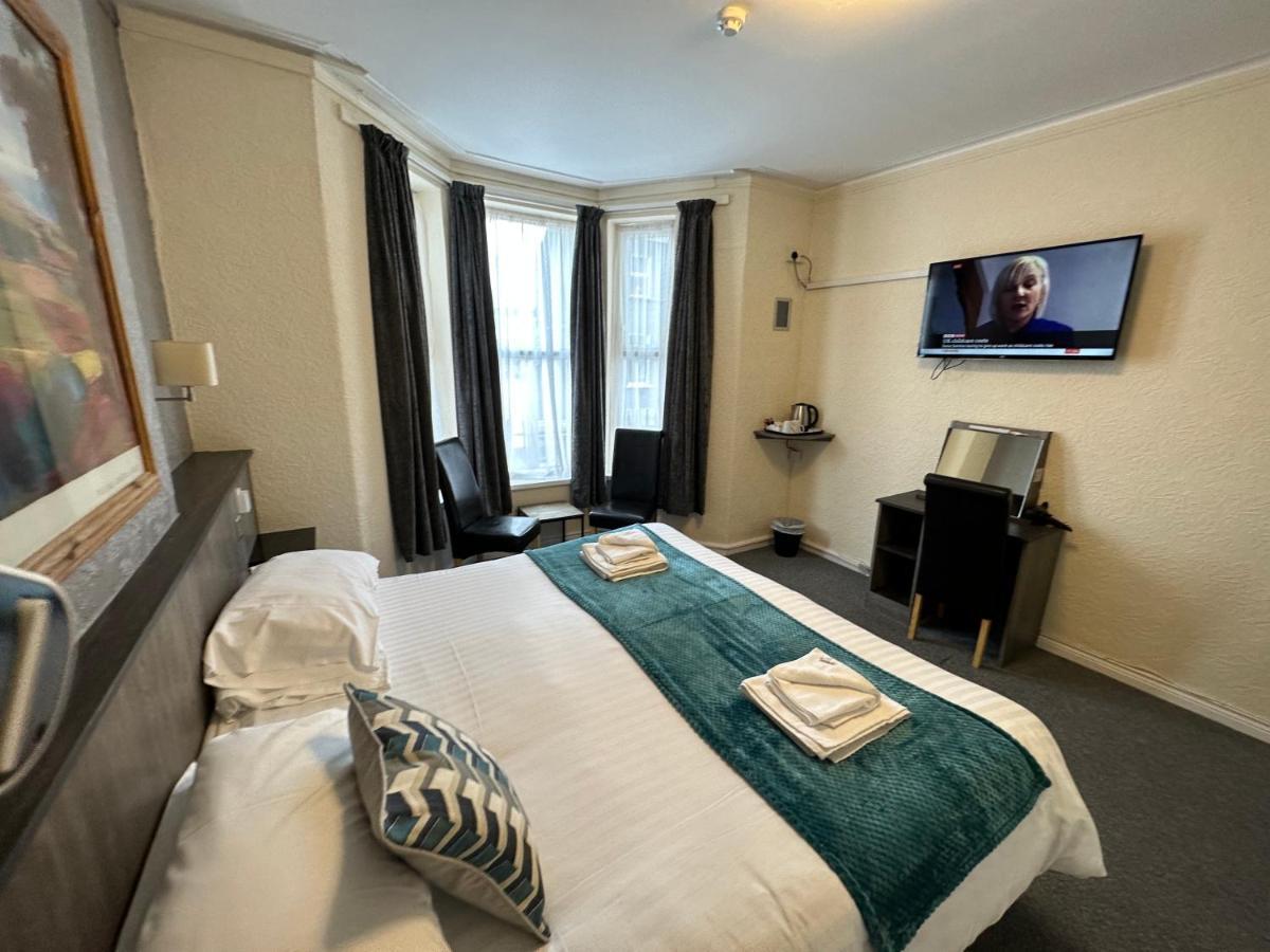 The Port Hotel Portrush Extérieur photo