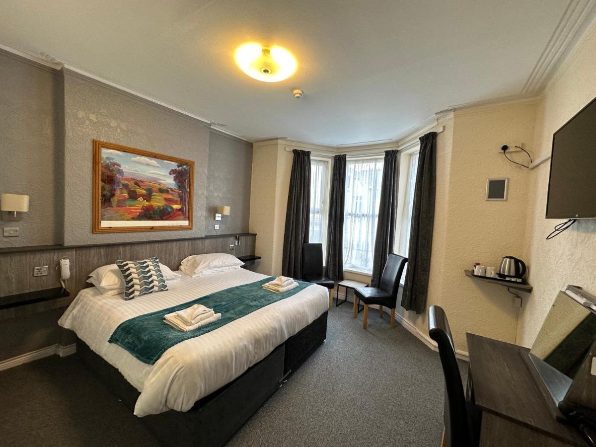 The Port Hotel Portrush Extérieur photo