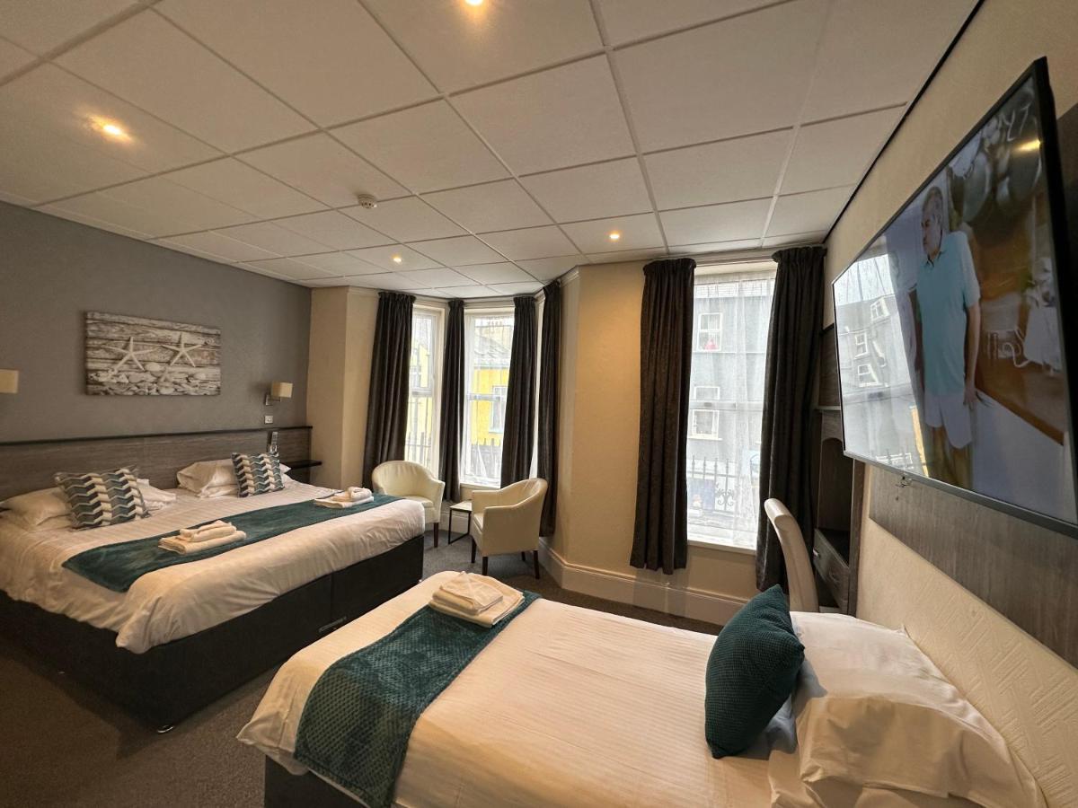 The Port Hotel Portrush Extérieur photo