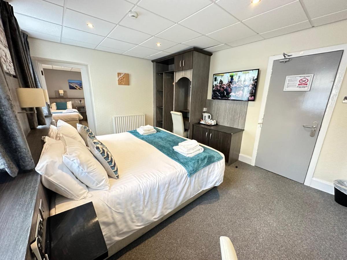 The Port Hotel Portrush Extérieur photo