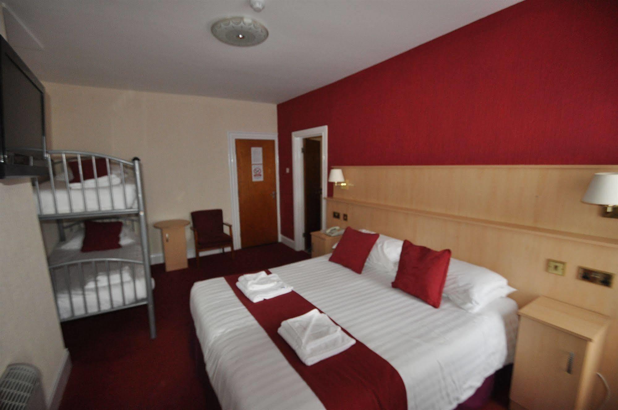 The Port Hotel Portrush Extérieur photo